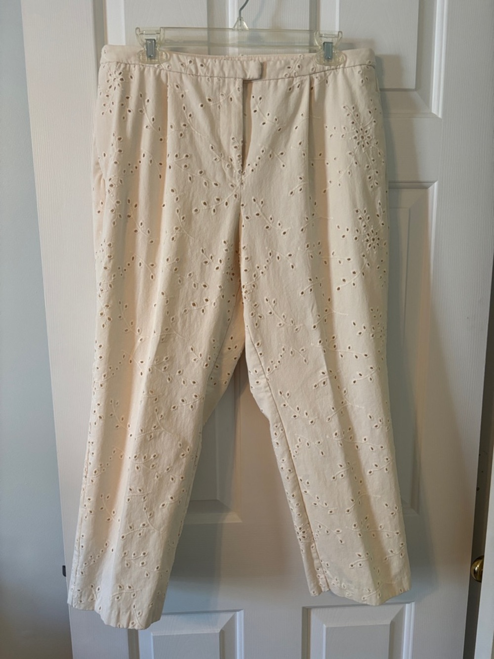 Alfani Cream Eyelet Cropped Pants